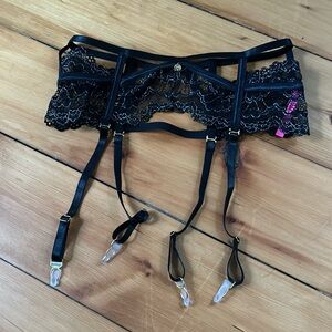 Seven til midnight garter